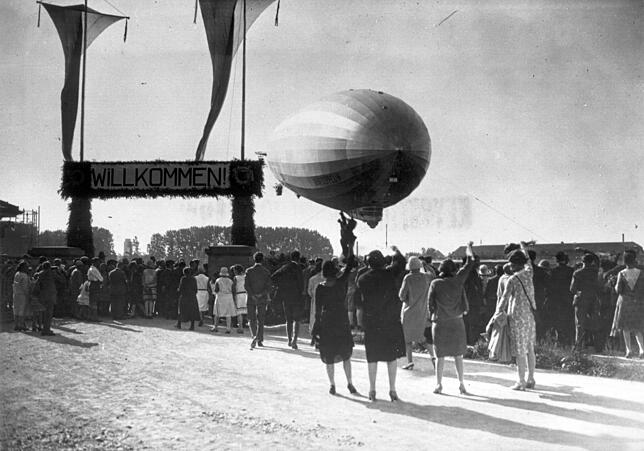 Bild 15: High Tech mit Blümchentapete: Ein Rundgang durch das Zeppelin Museum mit Direktorin Claudia Emmert