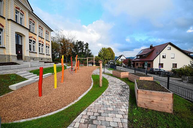 Die Grundschule Bodman, in der sich die Außenstelle der Sernatingenschule befindet. Der Außenbereich wurde neu gestaltet und von vielen ...