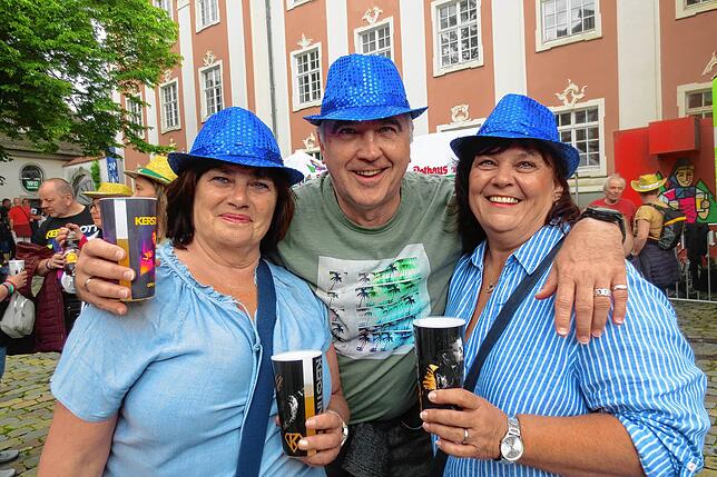 Doris und Peter Blaas sowie Sabine Scherer (von links) ist kein Weg zu weit, um ein Konzert von Kerstin Ott zu besuchen. Das Innsbrucker ...