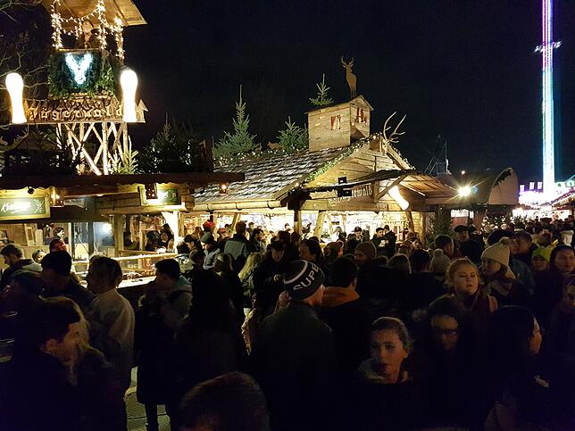 Viel los vor der Jägerwald-Hütte: Zum siebten Mal haben die Veranstalter des Singener Hüttenzaubers ihre Event-Alm im Zentrum der ...