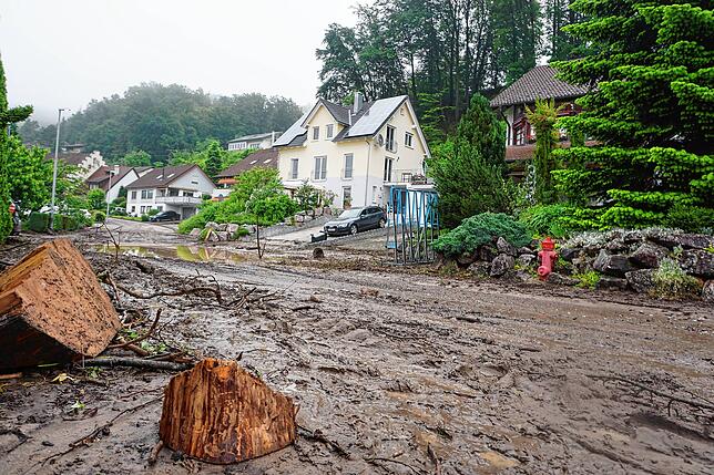 Die Straße im Kroh in Küssaberg war am Morgen des 9. Juni kaum befahrbar. Schlamm und Geröll machten eine Durchfahrt fast unmöglich.