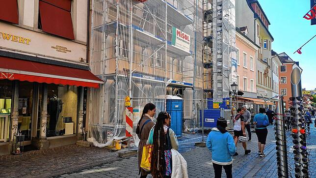 Hinter dem Gerüst in der Wessenbergstraße 2 bereiten die Bauarbeiter die Neueröffnung einer Filiale von Søstrene Grene vor. Hier werden ...