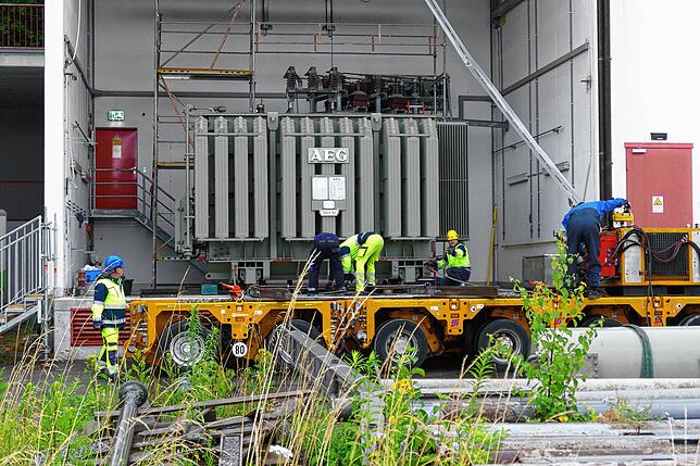 Bild 3: Neuer Trafo soll Stromzukunft sichern: 66-Tonnen-Technik Gigant in Villinger Umspannwerk eingebaut