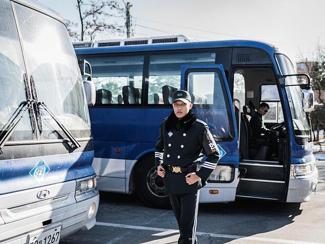 Ein Soldat bewacht Touristenbusse an der Grenze.