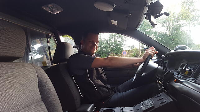 Andreas Hoffmann am Steuer seines Polizeiautos. Zusammen mit seiner Partnerin fährt er damit gerne "auf Streife" und zu Treffen von Fans ...