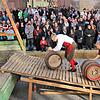 Einer der Höhepunkte am Kilbigmontag: das Bierfassrollen