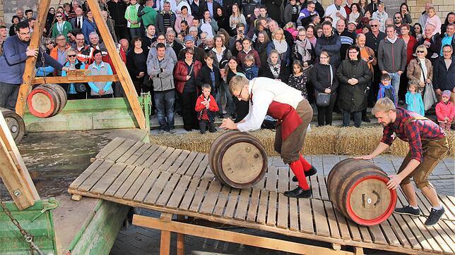 Einer der Höhepunkte am Kilbigmontag: das Bierfassrollen