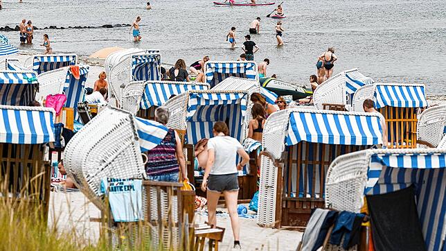 Deutschland, Juli 2020: Badegäste an der Ostsee bei Timmendorfer Strand.