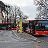 Ein Städteschnellbus kommt am Bahnhof in Friedrichshafen an.