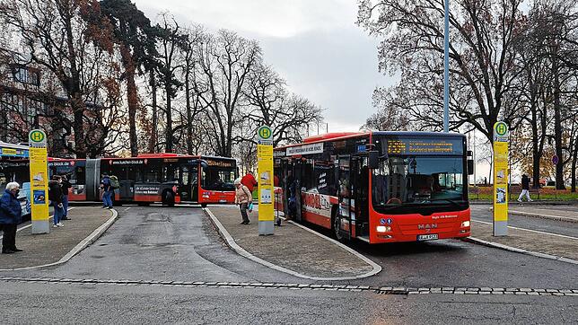 Ein Städteschnellbus kommt am Bahnhof in Friedrichshafen an.