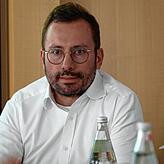 Es kann alles rückstandlos wieder entfernt werden: Steffen Knepper bei der Vorstellung der Freiland-Photovoltaikanlage bei Hütten. Bild: ...