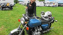 Die Anfänge der Goldwing: Brigitte Veit aus Bad Dürrheim präsentiert die auf das Jahr 1976 zurückgehende Maschine. Bild: Franz Dreyer