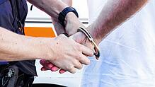 (Symbolbild) Die Bundespolizei konnte einen gesuchten Straftäter im Zug verhaften.