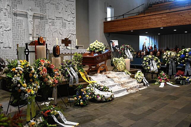 Viele Kränze umrahmen den Sarg des Unternehmers Gerhard Waldmann.
