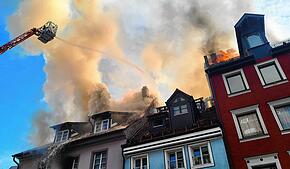 Von der Drehleiter aus wird gelöscht.