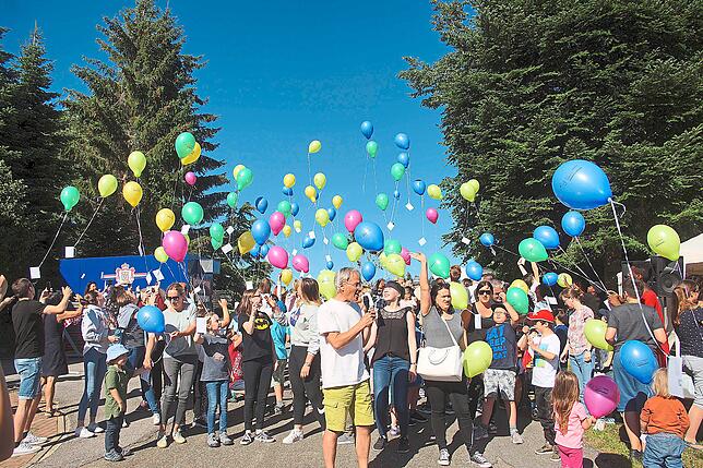 Den Startschuss für den gemeinsamen Luftballonstart gibt Schauspieler Peter Schell (Mitte). Hier wird es für die weitesten Flüge wieder ...
