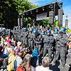 Polizisten stehen Anfang August bei einer Kundgebung gegen die Corona-Beschränkungen in Berlin zwischen Teilnehmern vor einer Bühne. Zu ...