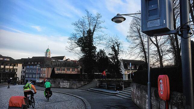 Die Kamera auf der alten Rheinbrücke ist zwar ist weg, doch der Kasten bleibt.