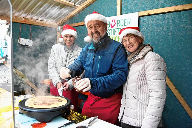 Am Stand der Bürgerstiftung backen Martin Kuppel sowie Wolfgang und Margot Kammerlander Crepes für die hungrigen Besucher.