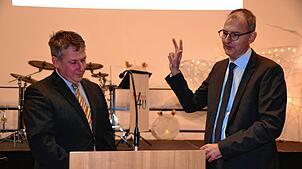 Volker Frede (rechts) legt unter den Augen von Bürgermeister-Stellvertreter Thilo Brändle zum zweiten Mal den Amtseid als Bürgermeister ...