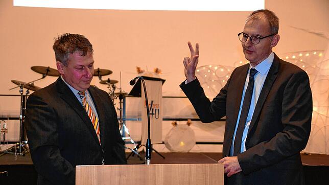 Volker Frede (rechts) legt unter den Augen von Bürgermeister-Stellvertreter Thilo Brändle zum zweiten Mal den Amtseid als Bürgermeister ...
