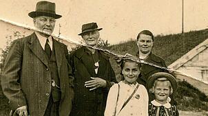 Karl und Agathe Feulner mit Tochter Frieda 1942: Vorn, links die jung gestorbene Wally, Günter Kramers Schwester, rechts ihre Freundin ...