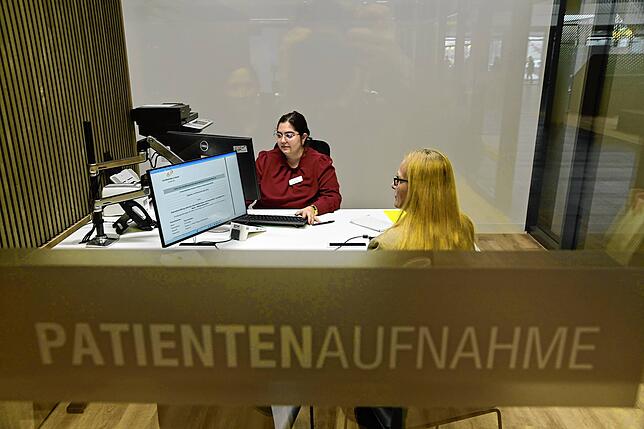 Ruhe und Diskretion sollen die separaten Kabinen für Patienten und Mitarbeiter bei der Datenerfassung bieten. Hier zeigt Mitarbeiterin ...