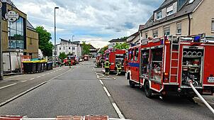 Bild : Großeinsatz am Sonntagabend: In Fischbach gerät landwirtschaftliches Anwesen in Brand