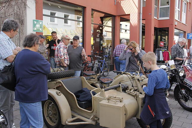 Ist irgendwie wie bei Modelleisenbahnen: Automobile Oldtimer ziehen Alt und Jung gleichermaßen in ihren Bann.