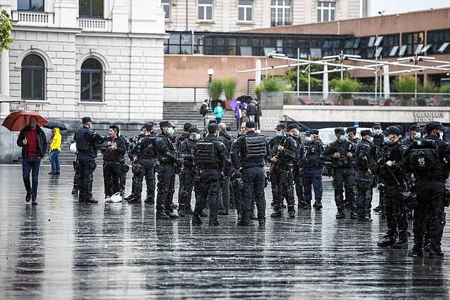 Polizisten, die zum Teil einen Mundschutz tragen, stehen im Vorfeld einer Demonstration gegen die Corona-Maßnahmen der Regierung auf dem ...