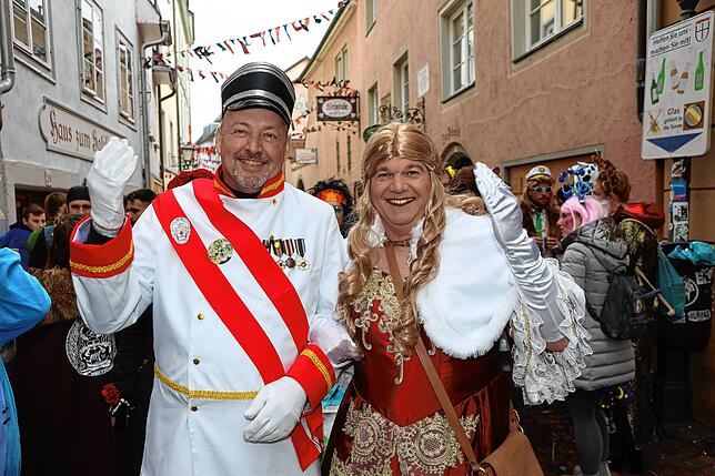 Bild 16: Buntes Treiben in den Gassen &ndash; Narren erobern bei der Straßenfastnacht die Stadt
