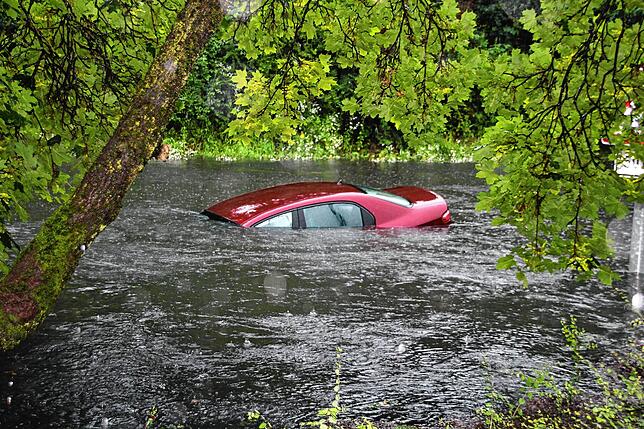 Bild 1: Heftiges Unwetter im Hegau: Auch Autos schwimmen davon!