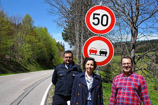Stellten Ende April Maßnahmen gegen Motorradlärm im Rahmen eines Pilotprojektes in Todtmoos vor: v.l. Henrik Selisky vom ...