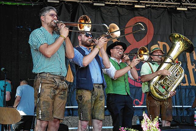Bild 23: Bilder vom Sternmarsch und Fahneneinmarsch zum 175-jährigen Bestehen der Musikkapelle Ailingen