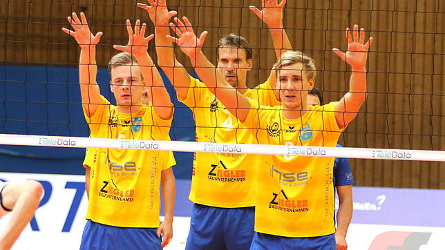 Sichtblock gegen den SSC Karlsruhe: Der TSV Mimmenhausen (Tobias Streibl, von links, Christian Pampel und Bogdan Birkenberg) trifft in ...