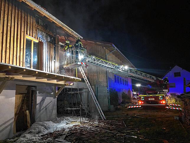Unter schwerem Atemschutz mussten die Trupps das Dach und die Holzverkleidungen des Hauses öffnen, um das Feuer löschen zu können.