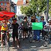 Nach 800 Kilometern glücklich zurück am Landungsplatz: (von links) Ahmed, Amir, dahinter Betreuer Leo, Leo, Carlos Göschel sowie ...