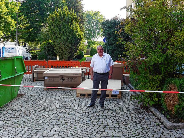 Wo früher Demonstranten standen werden gerade vorübergehend die Materialien für die Rathaussanierung gelagert.