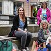 Katrin Simon (links), Elisabeth Danner und Anita Metz (stehend) gehören zum Team, das den Gebrauchtwarenbasar organisiert und durchführt.