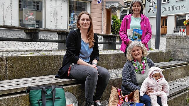 Katrin Simon (links), Elisabeth Danner und Anita Metz (stehend) gehören zum Team, das den Gebrauchtwarenbasar organisiert und durchführt.