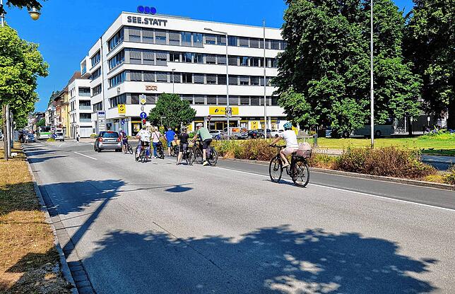 Ein Pulk von Radfahrern an der Ampel vor dem Bahnhof.