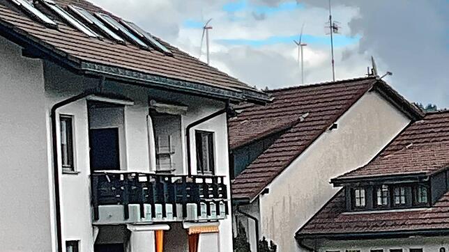Die Windräder auf dem Gießbacher Kopf sind auch von einem Wohngebiet in St. Blasien aus zu sehen. Bild: Sebastian Barthmes