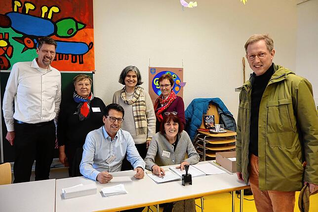 Bernhard Markgraf von Baden (rechts) gibt bei (von links) Jörg Pröbstle, Margarete Gerstmeier, Dieter Hoffmann, Nathalie Pröbstle, ...
