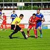 Ivo Colic vom 1. FC Rielasingen-Arlen im Zweikampf mit zwei Gegenspielern und dem Schiedsrichter.