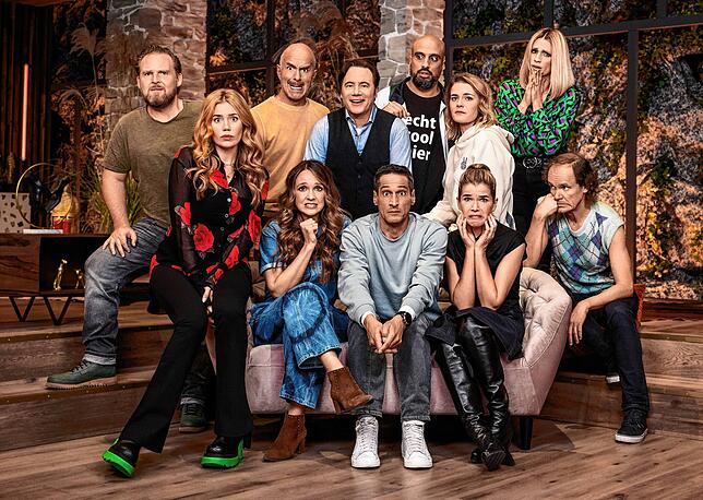 Michelle Hunziker (hinten rechts) mit Comedians wie Christoph Maria Herbst und Michael &bdquo;Bully&ldquo; Herbig beim Gruppenfoto für ...