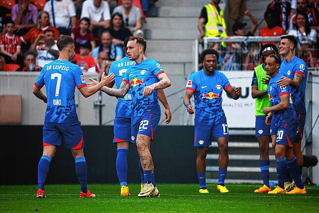 Spieler von RB Leipzig klatschen sich nach dem 0:4 ab.