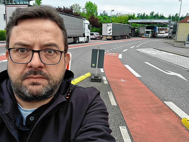 SÜDKURIER-Redakteur Markus Baier checkt am Morgen die Lage am Zoll Waldshut: Der Verkehr staut sich wie jeden Morgen wegen des hohen ...