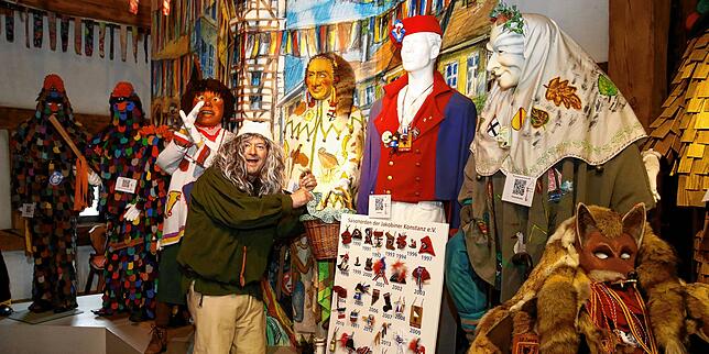 Turmgeist Manne (Markus Weber, der dem Konstanzer Hansele gerade Guetsele stibitzt) ist ein Kenner der Konstanzer Fasnacht und ist im ...