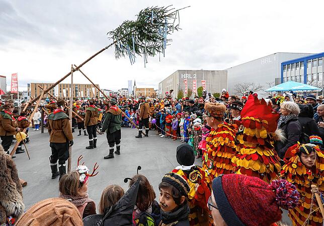 Andrang wie beim Narrenbaumstellen der Erwachsenen auf dem Marktplatz. Vor dem Seemaxx wurde der Narrenbaum der Kinder gestellt. Etwas ...