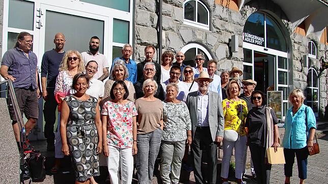 Viele Beteiligte stehen hinter der Stockacher Kunstmeile 2023. Vorab trafen sie sich an der Adler Post, um das Projekt vorzustellen.